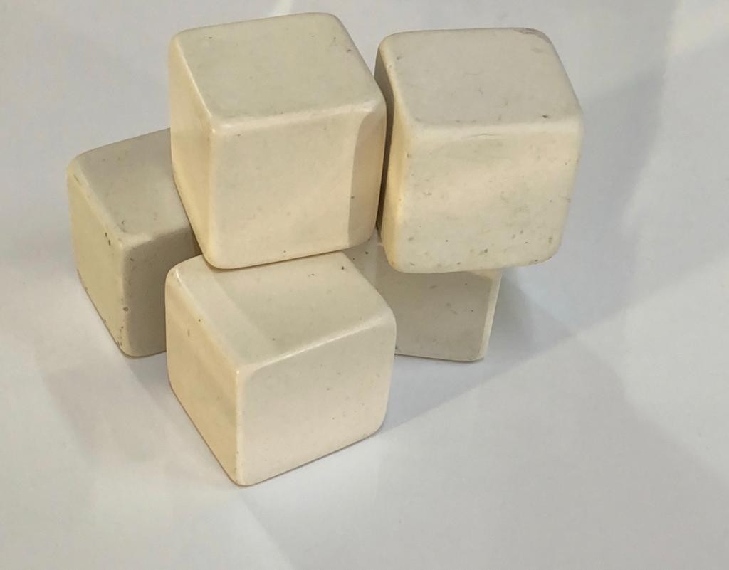 DADO LISO NO TRADICIONAL 2.8 CM POR LADO